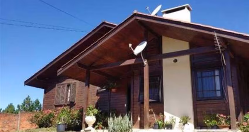 Excelente casa de madeira com 03 dormitórios (sendo 01 suíte), sala para 02 ambientes com lareira, cozinha, área de serviço, banheiro social e 01 vaga de garagem.  Amplo pátio com canil. Residência to