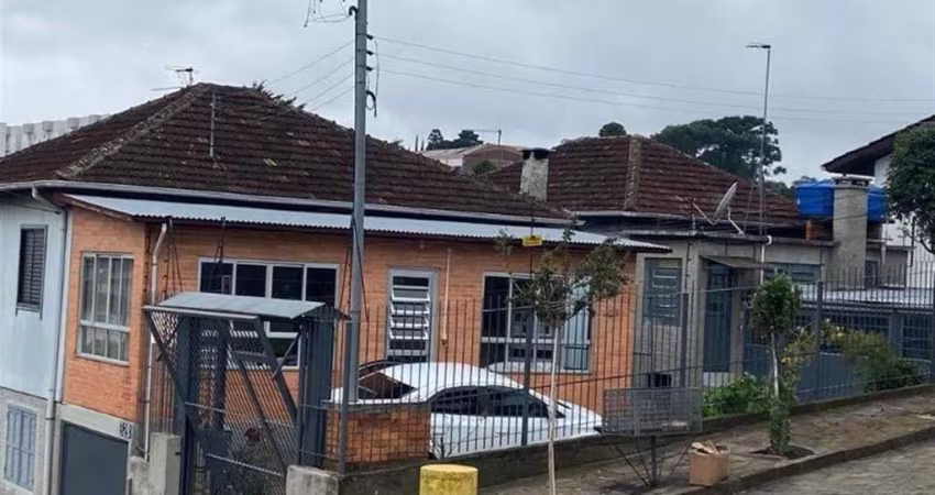 02 excelentes casas mistas de 02 andares em um terreno de esquina no bairro Planalto!  As 02 residências possuem 02 dormitórios, sala para 02 ambientes, churrasqueira, cozinha, área de serviço, banhei