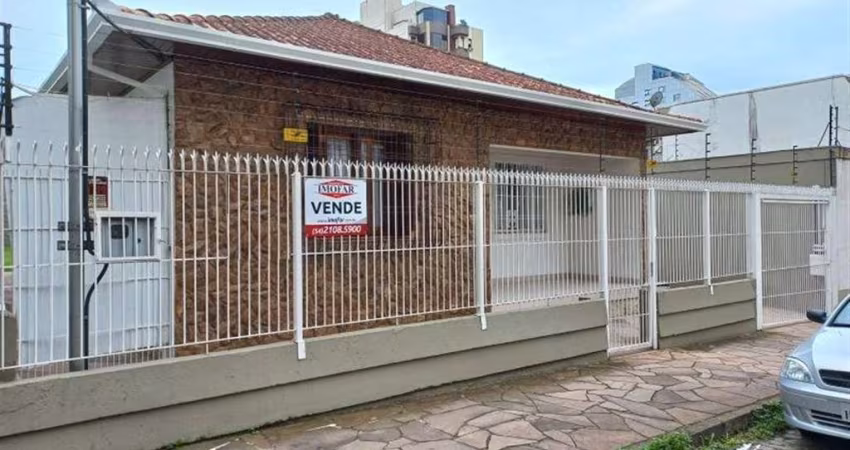 Excelente casa com 03 dormitórios (01 deles transformado em closet), sala para 02 ambientes, cozinha, área de serviço, banheiro social e 04 vagas de garagem (02 vagas descobertas e 02 cobertas).  Casa