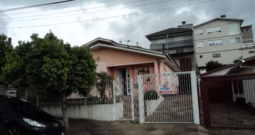 Duas casas de alvenaria: Casa da frente com 04 dormitórios, sala com lareira, cozinha, banheiro social, área de serviço, garagem e churrasqueira no térreo da casa dos fundos.  Casa fundos com 03 dormi