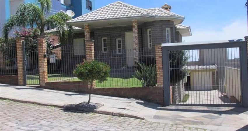 Casa construída em pedra basalto, composta por 03 dormitórios (sendo 01 suíte com hidromassagem), 02 salas, lareira, churrasqueira, cozinha, área de serviço, 02 banheiros sociais e garagem para 03 car