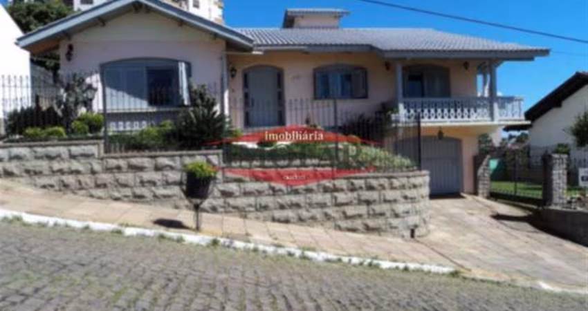 Ótima casa de alvenaria com 03 dormitórios (sendo 01 suíte), sala, lareira, churrasqueira, cozinha, área de serviço, banheiro social e garagem para 02 carros. Ficam os móveis sob medida da cozinha e d