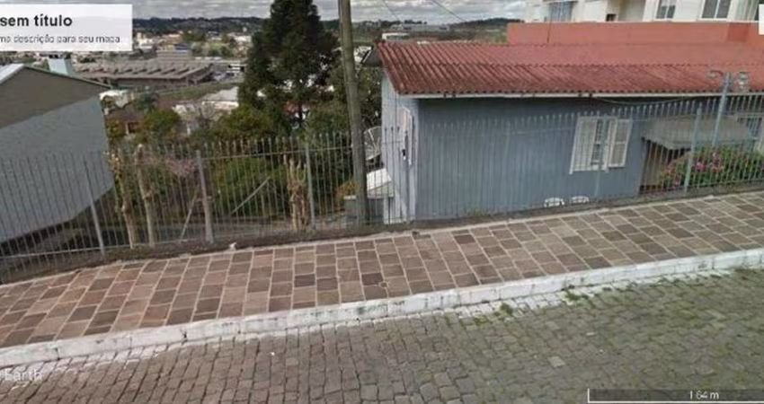 Terreno situado na rua Guilherme Tartarotti, Bairro Planalto,   Ideal para construção de um prédio, com 02 casas de madeira alugadas com um aluguel de R$1.000,00.  Frente Oeste.  Área: 22,60x40,00= 90