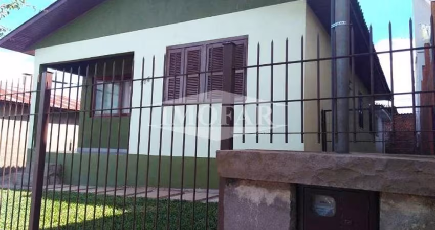 Terreno com 02 casas de alvenaria. Casa da frente com 03 dormitórios, sala, cozinha, banheiro, área de serviço e garagem. Casa dos fundos com 01 dormitório, sala e cozinha conjugada, banheiro e área d