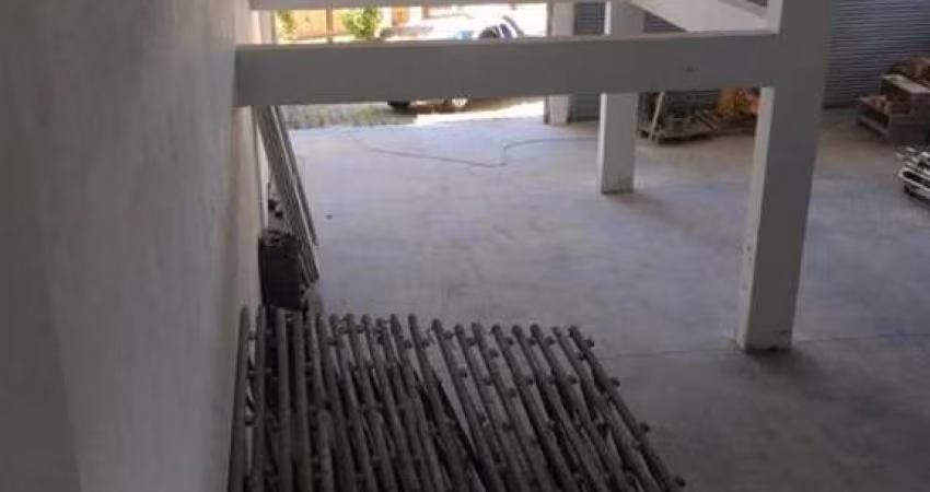 Excelente loja térrea localizada no Bairro Petrópolis!  Possui espera para mezanino e cortinas metálicas já instaladas.  Área privativa: 312,08m.  Confira!