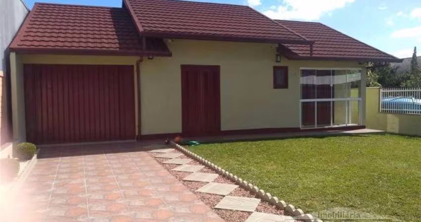 Bela casa de construção mista (alvenaria e PVC), com 03 dormitórios, (01 com sacada), sala e cozinha em conceito aberto, área de serviço, banheiro social e garagem fechada com churrasqueira e vaga par