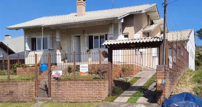 Ótima casa de alvenaria localizada em bairro residencial, com posto de saúde, escolas, academia, supermercados e próximo ao centro. Com 03 dormitórios (sendo 01 suíte), sala de estar e jantar com lare
