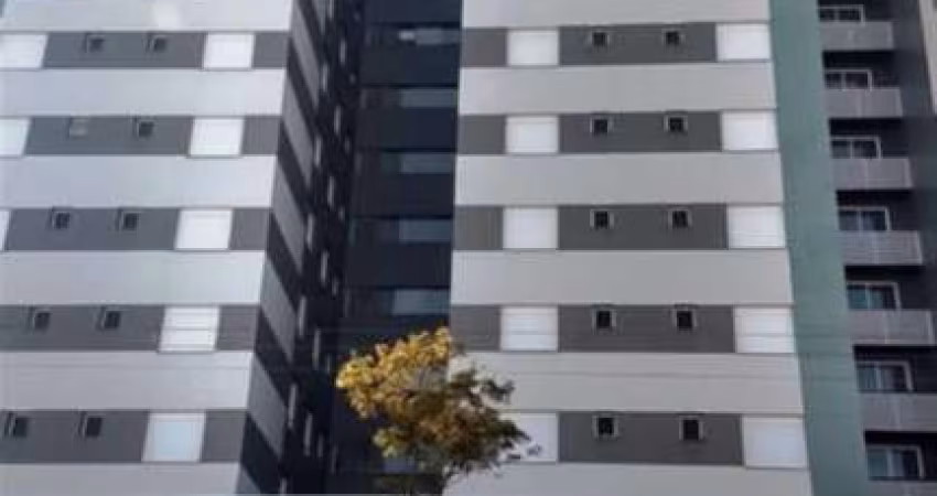 Lofts novos em região central, com 01 dormitório, sala para 02 ambientes, cozinha, área de serviço, banheiro social e garagem para 01 carro.  Piso porcelanato, espera para água quente e medidores de á