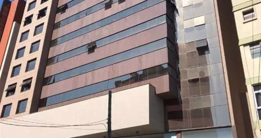 Excelente sala aérea no Centro! Com banheiro social, 04 máquinas de ar condicionado e 01 vaga de garagem.  Edifício com elevador, zelador e porteiro eletrônico.  Com divisórias em gesso acartonado e g