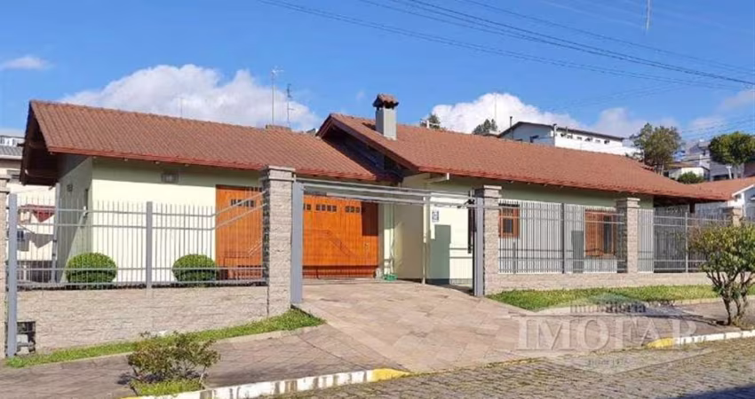 Casa em alvenaria em  único pavimento, composta por três quartos, sendo um com suíte,  sala, cozinha, banheiro social, garagem para dois carros, churrasqueira rotativa, lavabo, área de serviço e despe