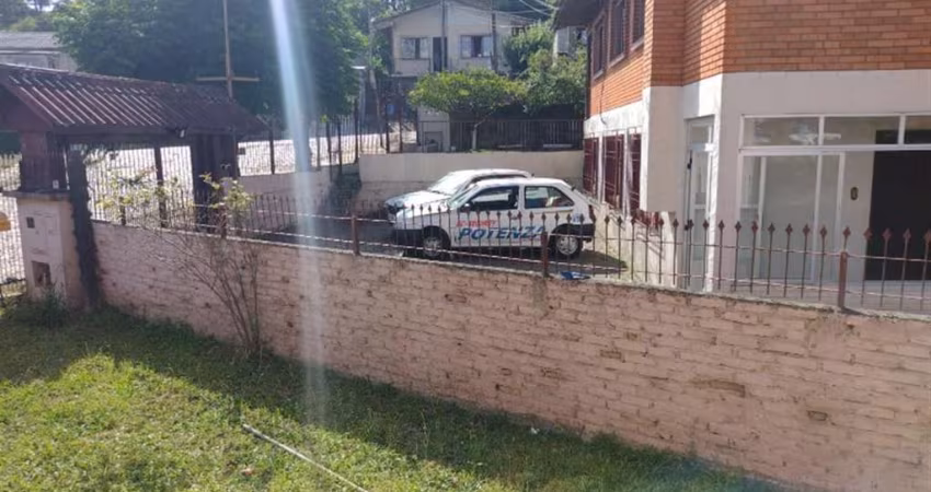 Excelente residência de alvenaria com 03 pavimentos no Bairro Pioneiro! Com 04 dormitórios, hall de entrada, sala para 03 ambientes, 02 sacadas, cozinha, churrasqueira, área de serviço, despensa, banh