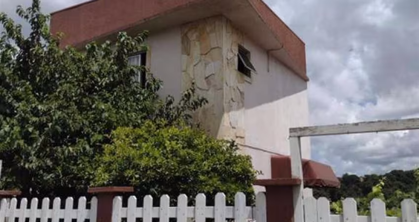 Ótima casa no Bairro Kayser! reformada e pintada.
Com 02 suítes, hall de entrada, sala para 02 ambientes, lareira, sacada, cozinha, área de serviço, despensa, banheiro social, lavabo e 02 vagas de gar