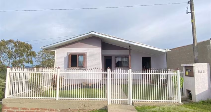 Bela casa de esquina em alvenaria com dois pavimentos.  2 pavimento com 3 dormitórios, sala de estar/jantar e cozinha integradas, àrea de serviço, 2 banheiros sociais e pátio cercado.  1 pavimento com