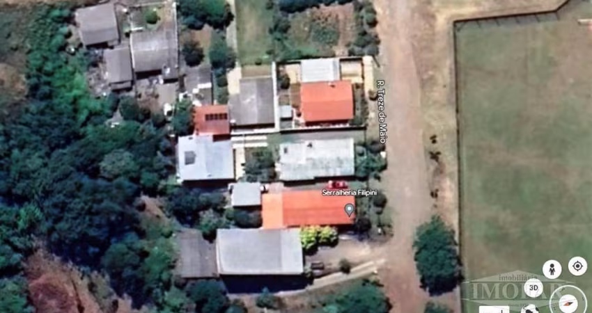 Casa de alvenaria com forro de madeira! Com 02 dormitórios, sala de estar/jantar, cozinha, área de serviço, banheiro social e garagem para 02 carros.    Pátio fechado e churrasqueira.  Permanecem no i