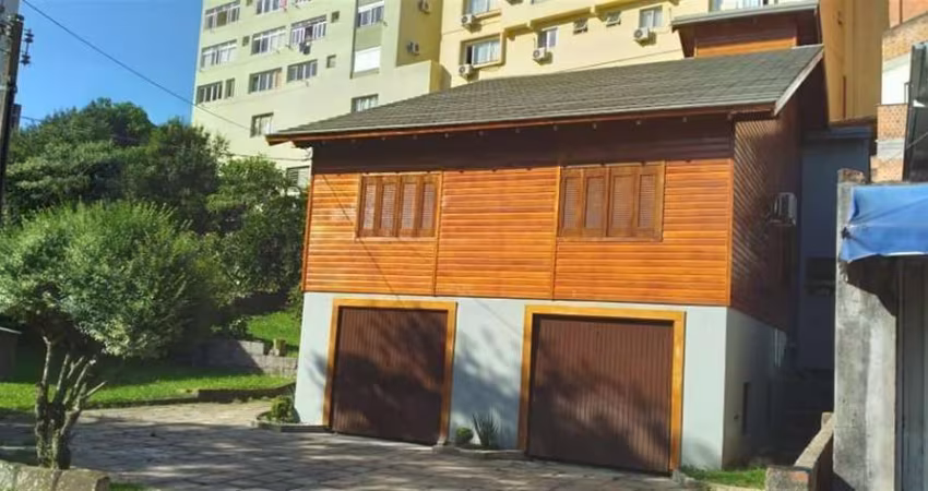 Casa com excelente localização com a sala principal com pé direito alto e cozinha em conceito aberto, lavabo, banheiro social, 3 dormitórios e área de serviço, piso laminado, pátio e garagem para 4 ca