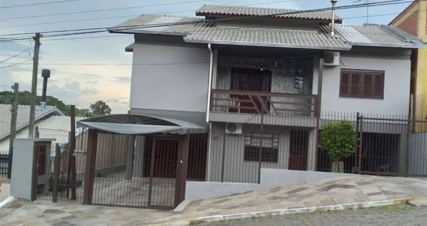 Excelentes casas no bairro Monte Pasqual. Casa da frente com 4 dormitórios , sendo 1 suíte, 2 banheiros sociais e cozinha no andar inferior e outra no superior, sala de estar e área de serviço com sac