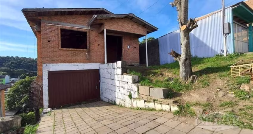 Casa de alvenaria, localizada no bairro Primeiro de Maio, com 3 pisos. Apenas o andar do meio está concluído, possui 2 dormitórios, sala, cozinha, banheiro social, área de serviço e garagem.  Área pri