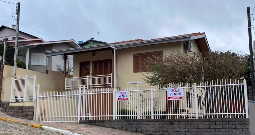 Casa em alvenaria, dois pisos  com 3 dormitórios, sala, cozinha, 2 banheiros, área de serviço e garagem para 2 carros. Área construida de 140 m sobre  amplo terreno de 365 m, muito bem localizada dent