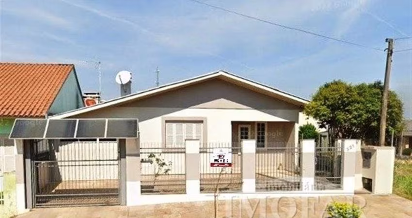 Casa em alvenaria com duas moradias, sendo assim distribuidas: PRINCIPAL;  3 dormitórios, sala, cozinha, banheiro, área de serviço e garagem com churrasqueira. ANEXO; 2 dormitórios, sala e cozinha em 