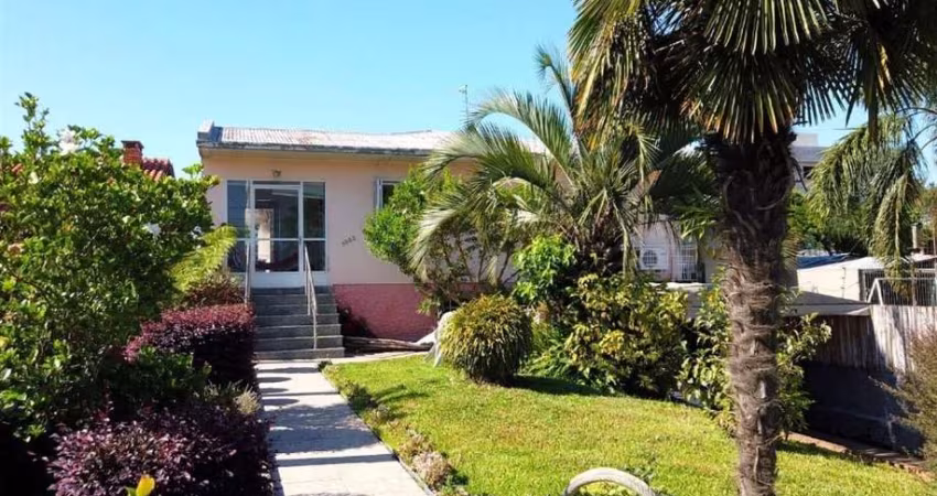 Casa mista localizada em bairro próximo ao centro, com 4 dormitórios (sendo um suíte) 2 cozinhas, área de serviço, 3 salas de estar, 2 banheiros sociais, garagem para até 3 veículos e mais vaga de est