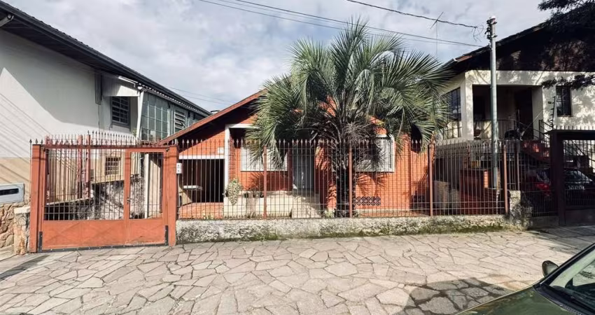02 residências em ótima localização e posição solar (Norte), no Bairro São Leopoldo!  Casa da frente:  Com 03 dormitórios, sala para 02 ambientes, lareira, cozinha, churrasqueira, área de serviço, des