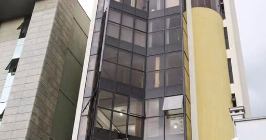 Excelente sala aérea em ótima localização e posição solar no Bairro São Pelegrino!  Com lavabo e 01 vaga de garagem.  Área privativa:  Confira!!
