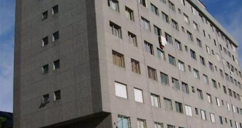 Ótima localização!   Excelente apartamento no Centro, semimobiliado, com 02 dormitórios, sala para 02 ambientes, cozinha, área de serviço, banheiro social e garagem para 01 carro.    Prédio com elevad