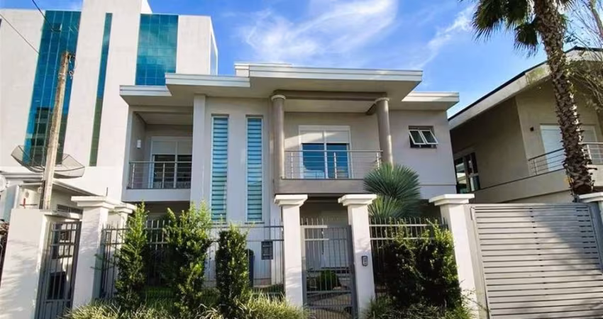 Excelente casa de alto padrão, localizada no bairro São Luiz. Conta com 3 dormitórios, sendo uma suíte, sala de estar com lareira, sala de jantar e cozinha em conceito aberto, banheiro social, lavabo,
