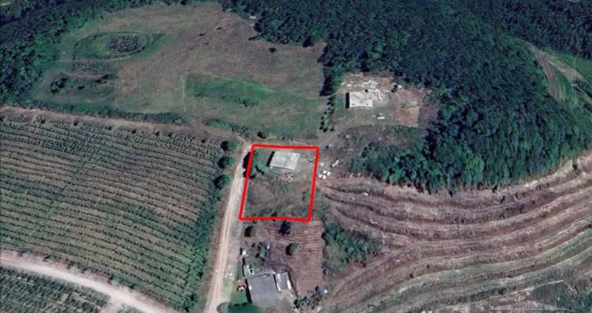 Terreno rural com 2.250,00 m, (50 x 45), localizado na Linha Jacinto, interior de Farroupilha. Casa de alvenaria, 90m2, com quatro dormitórios, sala e cozinha, lavanderia e banheiro.  Escritura em con