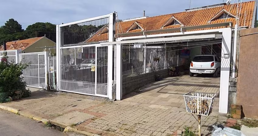 Casa geminada com 2 quartos, sala, cozinha, banheiro, área de serviço, pátio no fundos fechado e cercado, sótão  que serve com o deposito  com acesso por escada  e  2  vagas estacionamento, sendo uma 