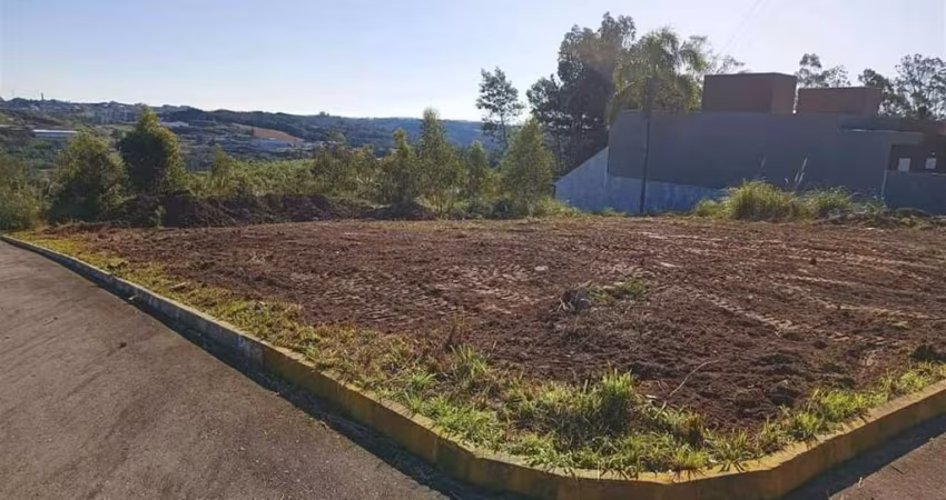 Excelente terreno na esquina das ruas Ricardo Paese e Pe. Antônio Pasa, com área superficial de 480 m, situado no loteamento Altos da Julieta. Loteamento todo asfaltado, terreno com muros de contenção