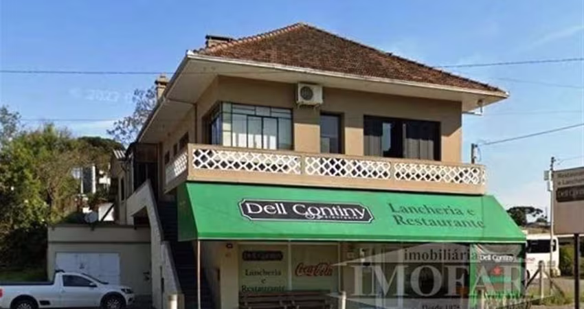Prédio com dois pavimentos sendo que no térreo existe uma Sala Comercial com 160 m(atualmente locada para restaurante), garagem e depósito. O pavimento superior consiste em um apartamento de 220 m com