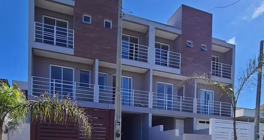 Sobrado triplex, composto por dois quartos com suíte, e sacada,  sala e cozinha integrada com lavabo, nos fundos quiosque com churrasqueira, área serviço e garagem coberta. Gesso plano, espera para ág