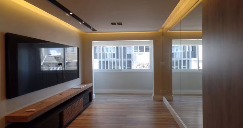 Excelente apartamento à venda. O imóvel possui dois quartos, sala de estar,  uma cozinha ampla e moderna,  um banheiro, área de serviço, e uma vaga de garagem. Porcelanato na cozinha e banheiro, lamin