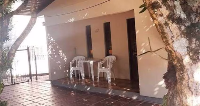 Casa de dois pisos, localizada no bairro Imigrante, com 3 dormitórios, sala, cozinha, área de serviço, banheiro e garagem. Distante duas quadras do centro, próxima a posto de combustível, clube social