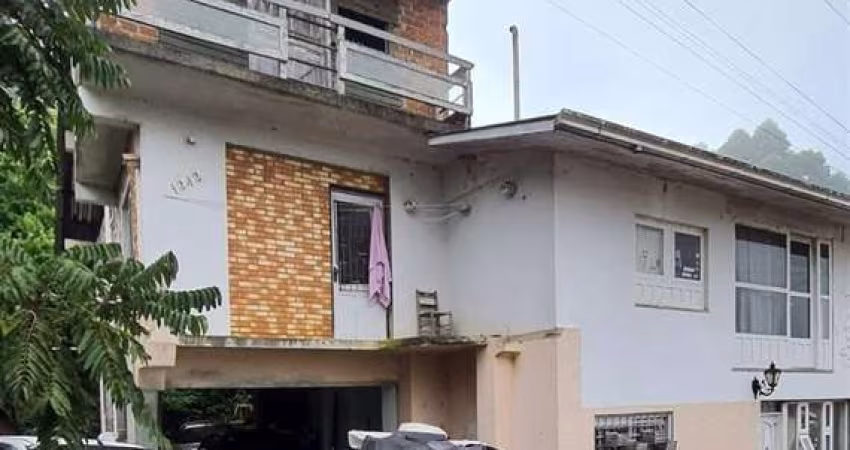 Casa de altanaria com 3 quartos, sala, cozinha, banheiro,area de serviço, garagem e vaga de estacionamento. A casa não pode ser vendida com financiamento. Área construida 160,00 m. Área do terreno 452