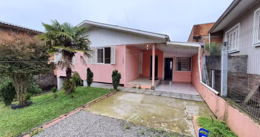 Casa em madeira, com três dormitórios, sala, cozinha, banheiro, área de serviço com churrasqueira e lavabo, garagem e estacionamento. 
Terreno cercado e pátio. 
Imóvel averbado, pode ser financiado. 
