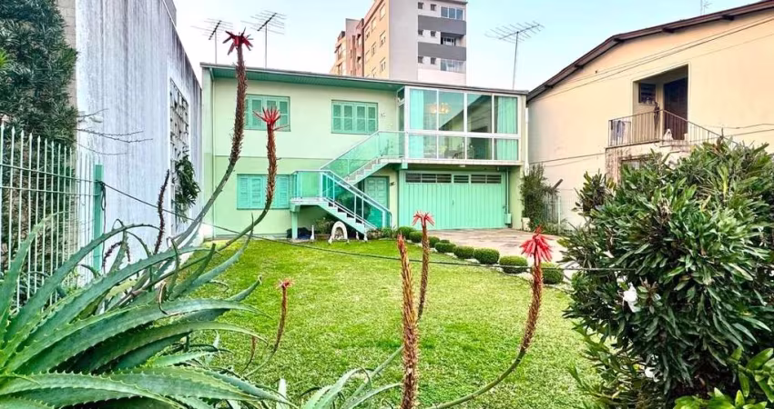 Venha conhecer esta incrível casa em alvenaria no Centro da cidade. Com duas moradias em um terreno plano, este imóvel oferece o conforto e a praticidade que você procura. No pavimento superior, você 