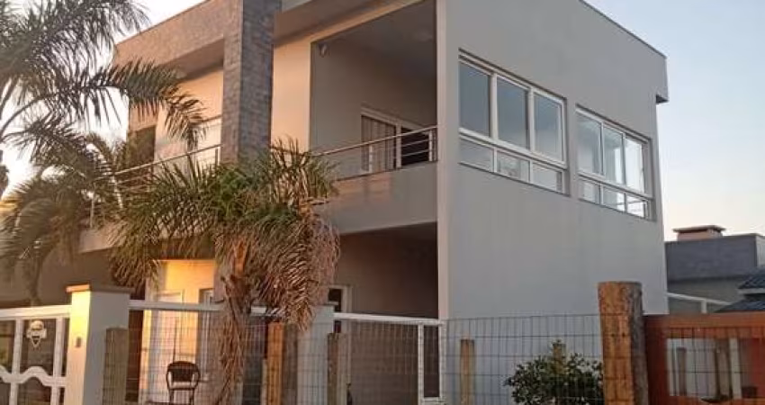 Sobrado localizado na cidade de Arroio do Sal, com três dormitórios,  sendo um com suíte, sala de jantar,  cozinha, banheiro social, área de serviço  e  garagem para 3 carros.
Espera para água quente,