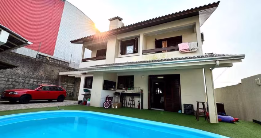 Excelente casa localizada no bairro Medianeira, com 4 dormitórios (um sendo suíte com hidromassagem e sacada), sala de estar, sala de jantar, cozinha, banheiro social, lavabo, área gourmet com churras