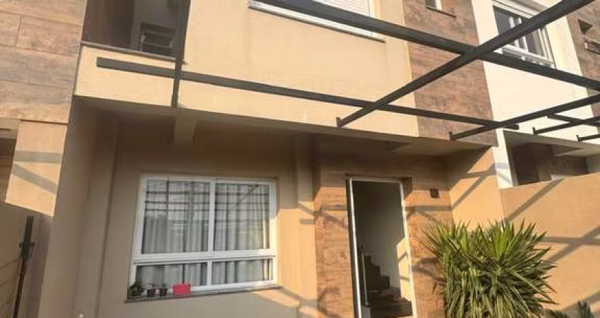 Excelente sobrado à venda no bairro Belvedere em Farroupilha/RS. O imóvel conta com três dormitórios, sendo 1 suíte com sacada, sala e cozinha conjugada, lavabo, área de serviço fechada com churrasque