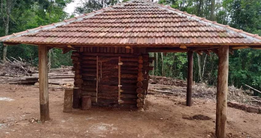Excelente chácara, 2 hectares, casa mista, 100 m² com sala, 2 dormitórios, cozinha, ampla sacada com churrasqueira, vertente própria para açude, pomar, 1 hectare de eucaliptos prontos para corte, abel