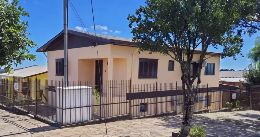 Localizada no bairro 1º de Maio, em Farroupilha/RS, esta casa de 4 dormitórios, sendo 1 suíte, é perfeita para quem busca conforto e praticidade. Com uma área total de 225,82m², o imóvel conta com car