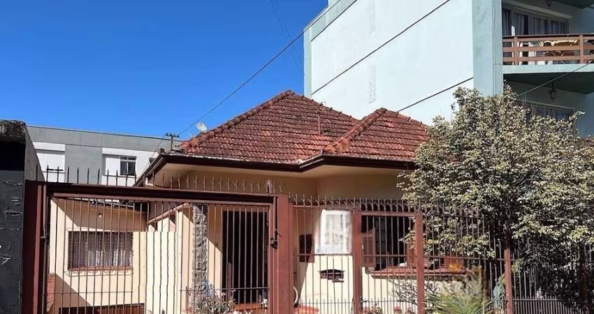 Casa mista em excelente localização e orientação solar (Norte), no Bairro Exposição, próximo ao Parque dos Macaquinhos!
Conta com 06 dormitórios, sala para 02 ambientes, cozinha, sótão, área de serviç