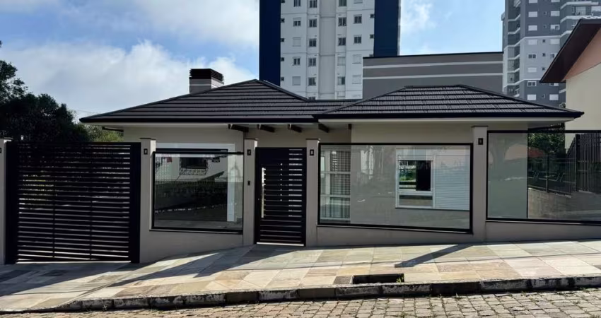 Excelente casa à venda no bairro Imigrante em Farroupilha/RS. Com 3 dormitórios, sendo uma suíte, living integrado, banheiro social, área de serviço, garagem fechada, churrasqueira, estacionamento e a