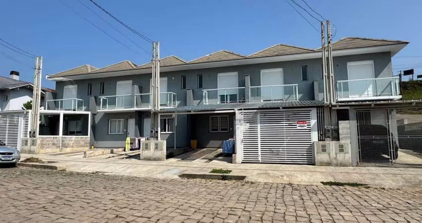 Encante-se com este sobrado localizado no bairro São Francisco. Com 2 dormitórios, sala e cozinha em conceito aberto, dois banheiros, churrasqueira e vaga de estacionamento coberta, este imóvel é perf