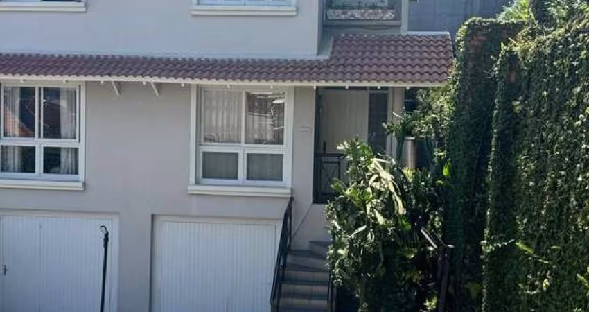 Localizada em um condomínio fechado na cidade de Farroupilha, esta excelente casa conta com 3 dormitórios, todos suítes, sala, cozinha com móveis sob medida, banheiro social, área de serviço, pátio, g