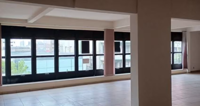 Excelente sala aérea no Centro de Caxias do Sul!
Conta com cozinha e banheiro social.

Área privativa: 38,28m².

Confira!