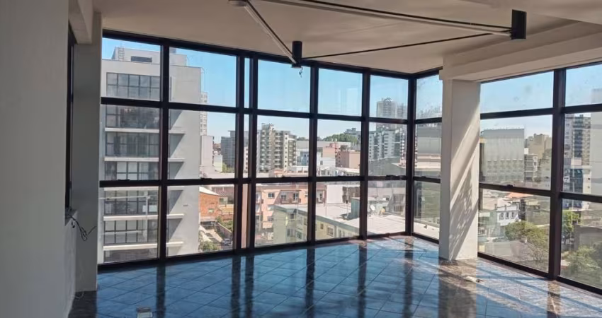 Ampla Sala Comercial totalmente reformada em ótima localização na Av. Júlio de Castilhos, em São Pelegrino!

Conta com 02 banheiros sociais, 02 lavabos e 02 vagas de garagem.

Área privativa: 179,88m²