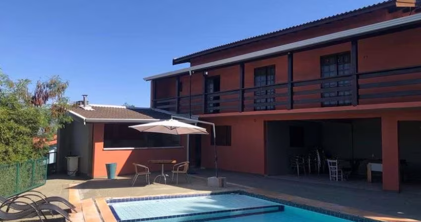 Linda chácara com piscina, 5 quartos, incluindo 3 suítes no bairro Monterrey, Louveira - SP